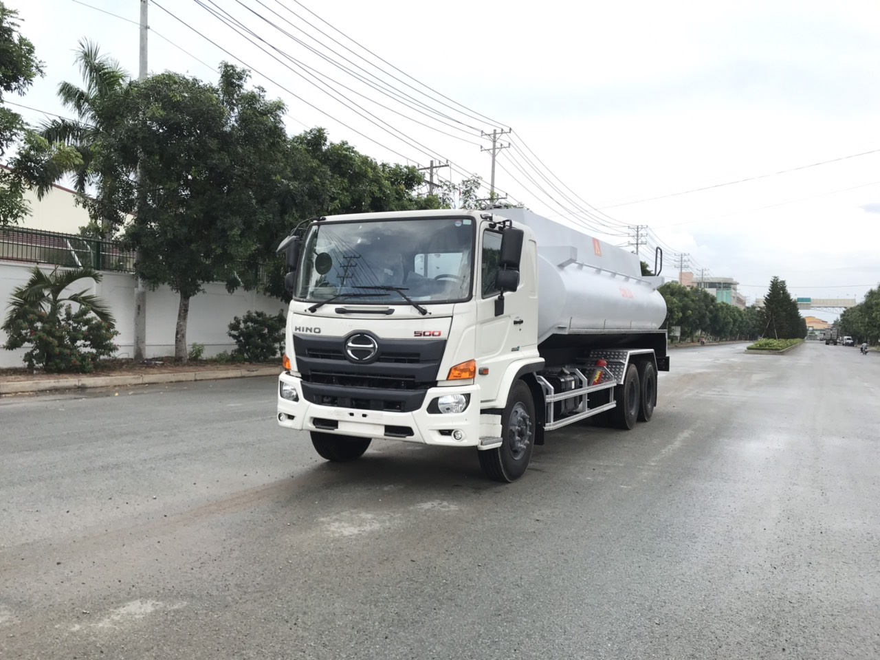 Xe bồn 3 chân 20 khối Hino FL8JT7A-J