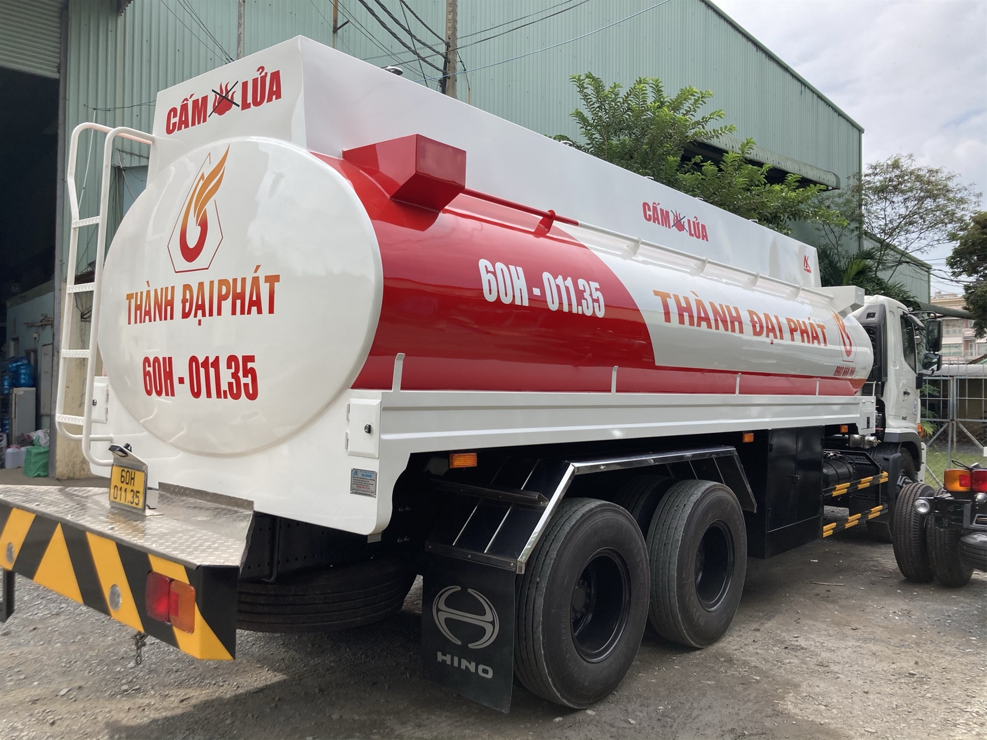 Giao xe bồn Hino FL 6x2 20 khối cho Công Ty TNHH TM DK Thành Đại Phát ở Đồng Nai.