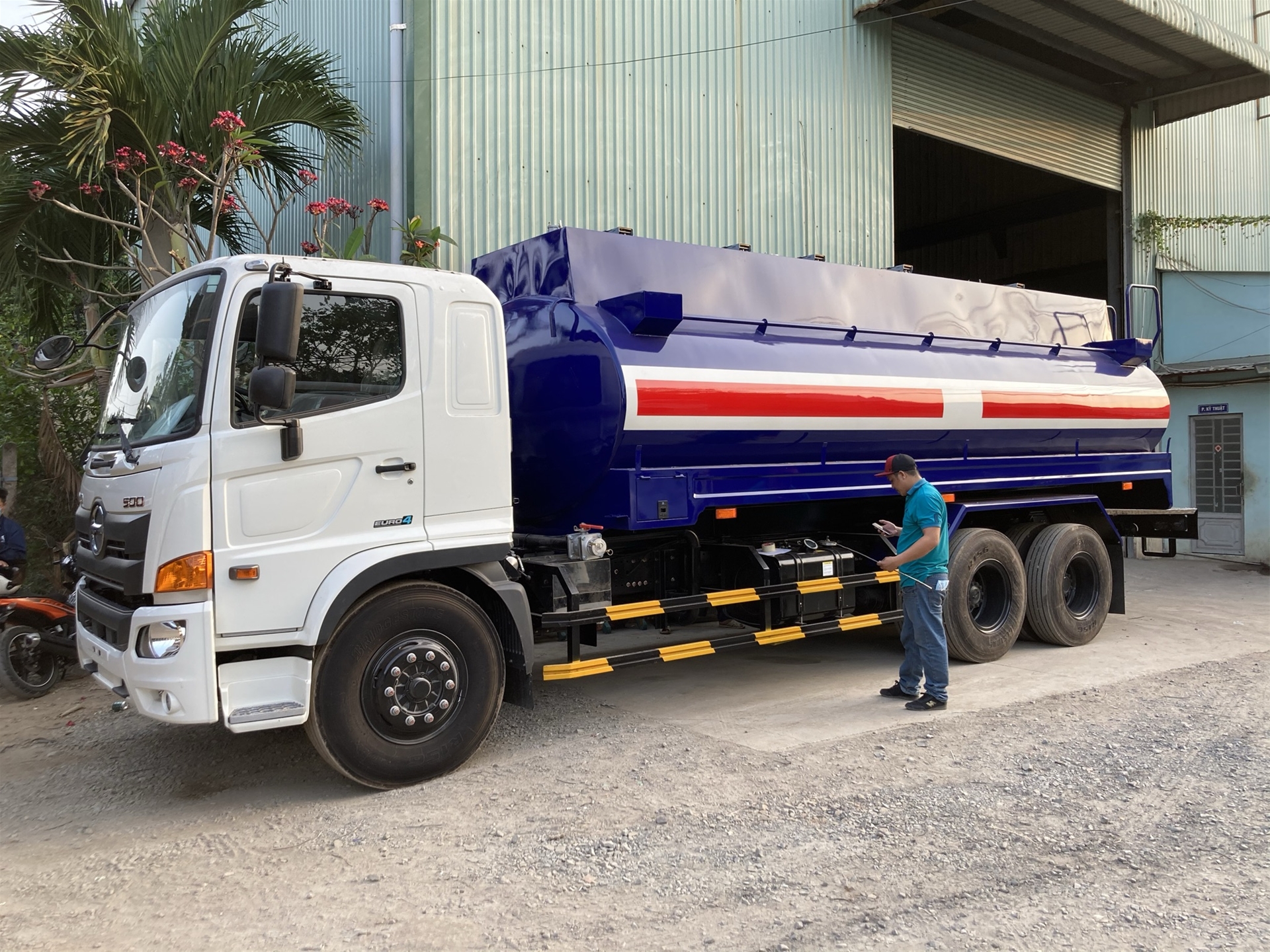 GIAO XE BỒN HINO 20M3 CHO DNTN KIM MINH Ở CÀ MAU