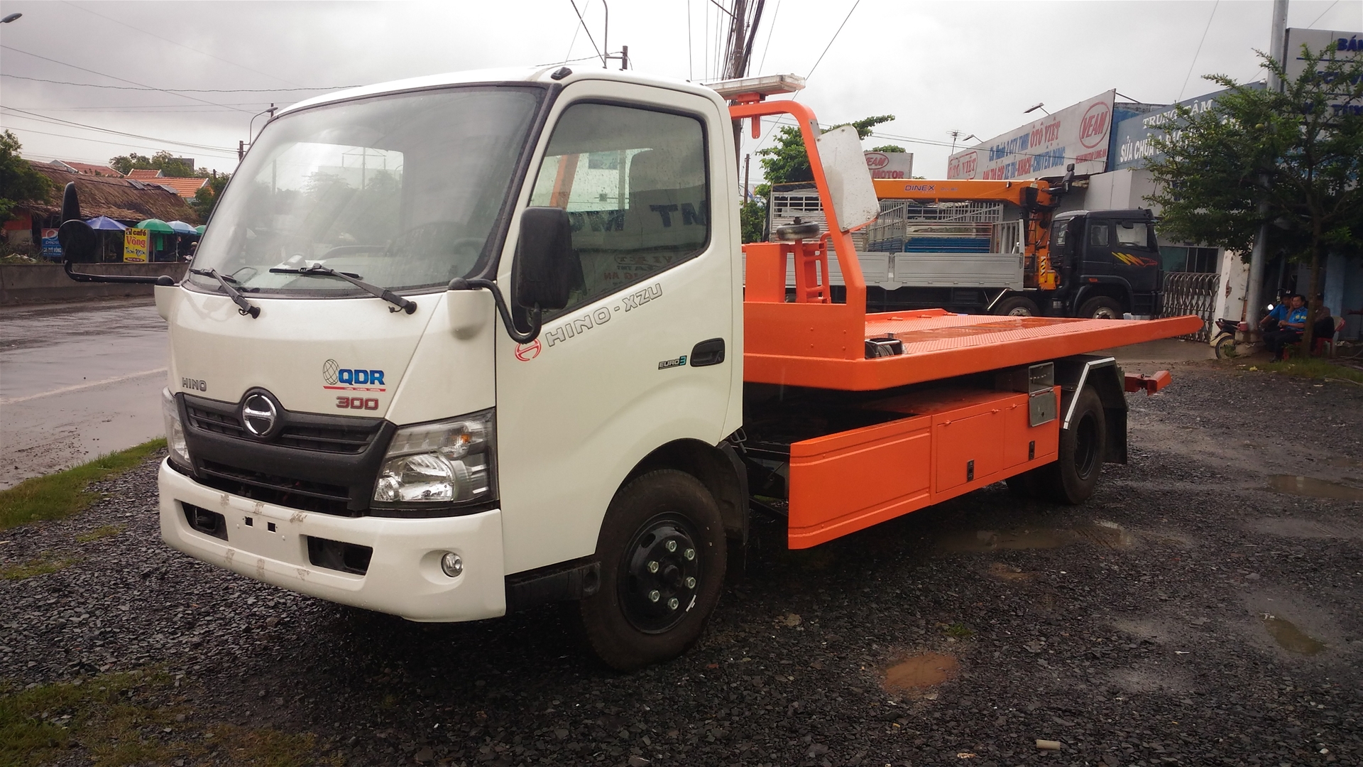 Xe Hino XZU730 3T5 sàn trượt chở kéo xe Euro 4