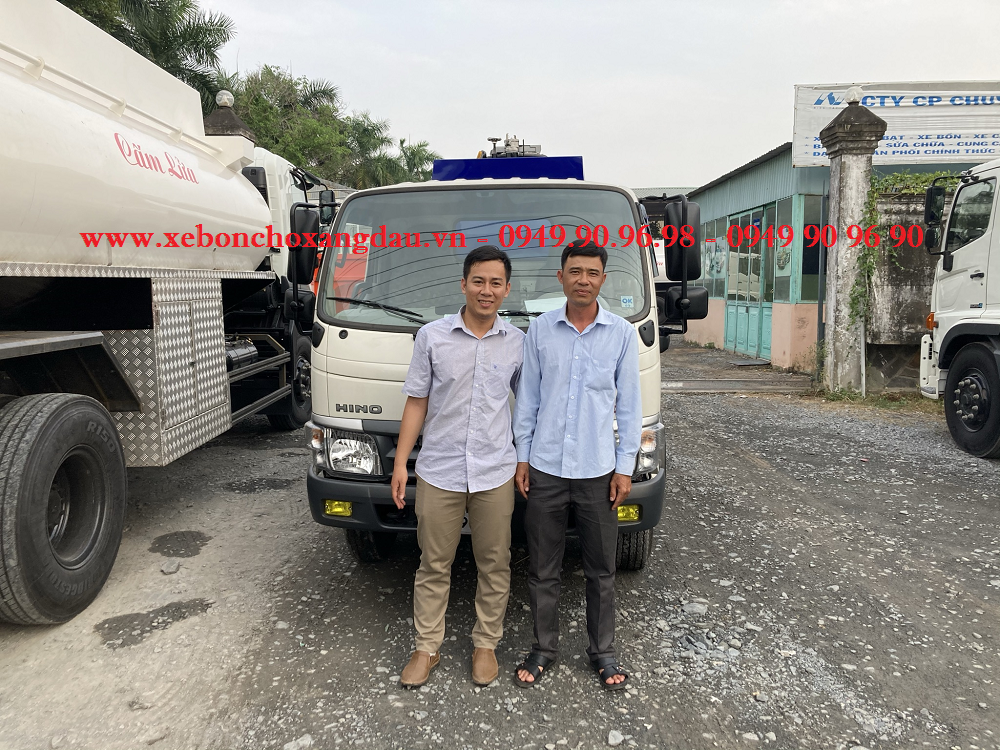 Bàn giao xe bồn Hino 6 khối cho Anh Quách Trọng Nghĩa ở Hậu Giang