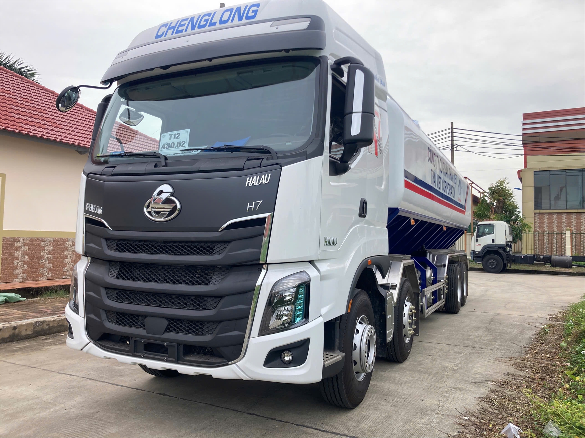 Xe Bồn Chở Cám Chenglong 5 Chân 36 Khối: Giải Pháp Vận Chuyển Thức Ăn Chăn Nuôi Giúp Tiết Kiệm
