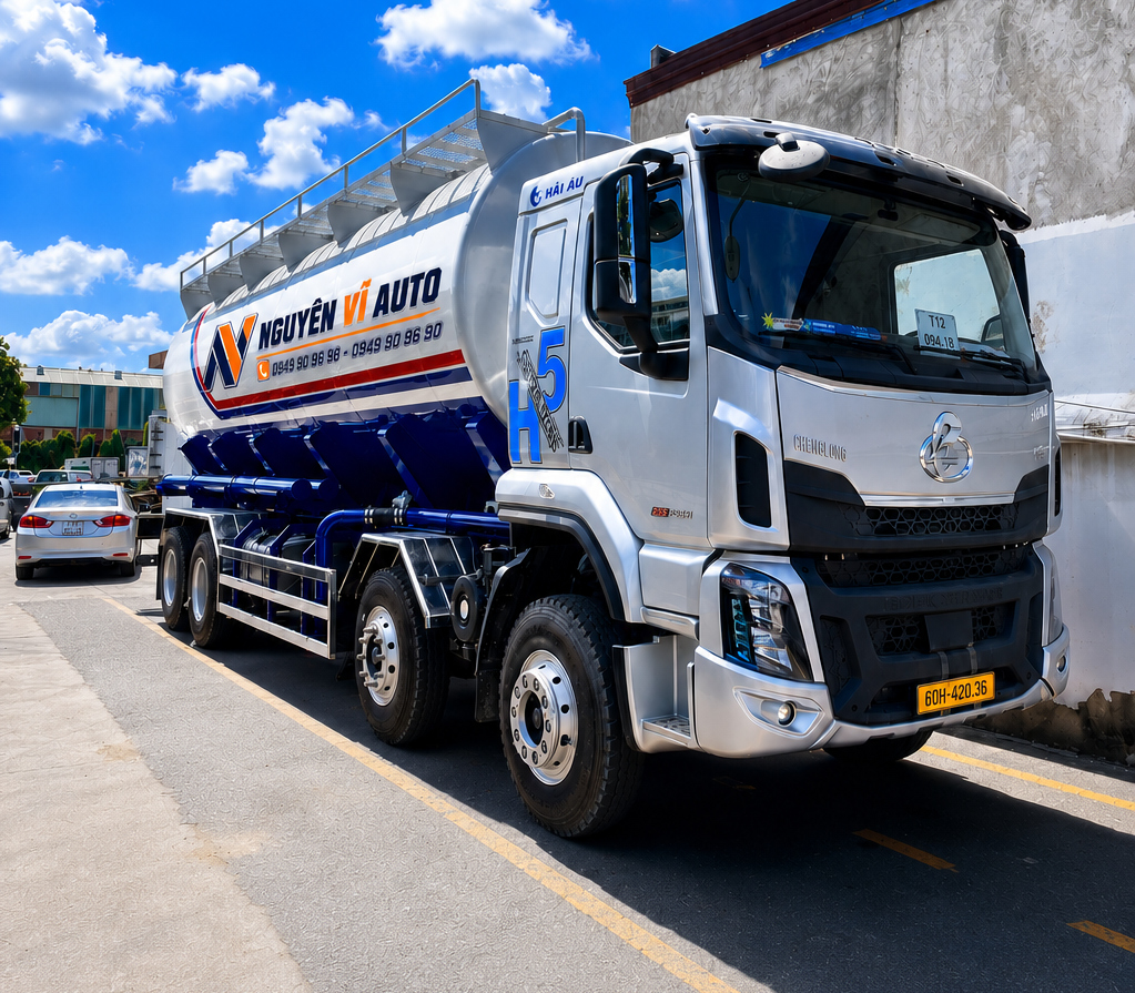 Xe bồn Chenglong H5 chở cám thổi 4 chân, Xe bồn cám thổi 4 chân