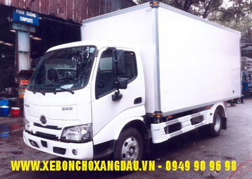 Xe tải Hino XZU650 3T thùng bảo ôn 2022