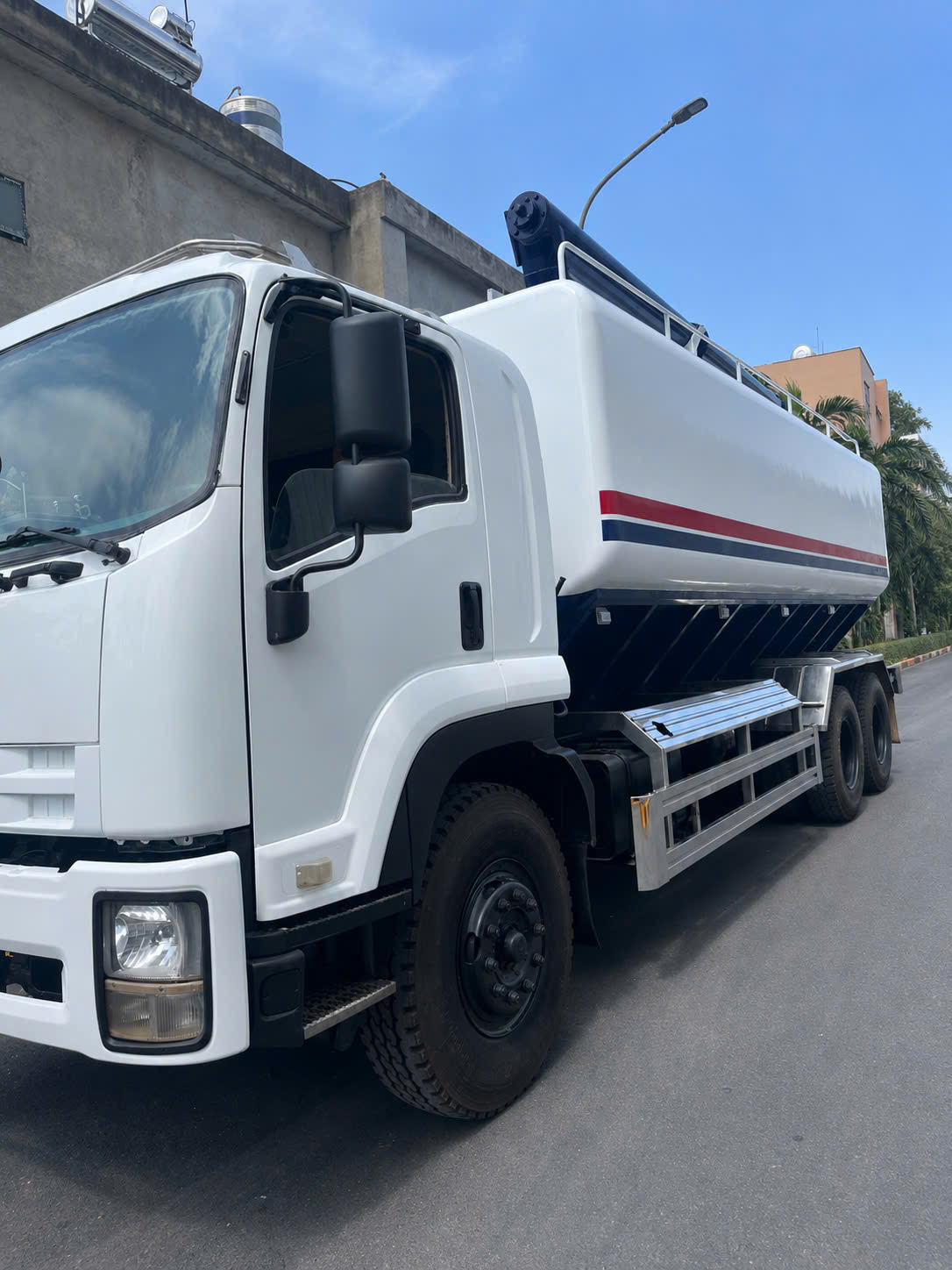 xe bồn chở cám isuzu 3 chân, xe bồn chở cám 15 tấn, xe bồn chở thức ăn chăn nuôi, xe bồn cám isuzu, cải tạo xe bồn chở cám, hoán cải xe bồn chở cám, giá xe bồn chở cám 3 chân, xe bồn chở cám trục vít, xe bồn chở cám thổi khí, xe bồn chở cám nhật bản, xe chở cám isuzu, đóng bồn chở cám, sản xuất xe bồn chở cám, xe bồn thức ăn gia súc, xe vận chuyển cám viên, xe bồn cám 25 khối, xe bồn cám 23 khối, xe bồn cám 28 khối, xe chở cám công nghiệp, xe bồn cám cho trang trại, xe bồn cám miền nam, xe bồn cám tphcm, xe bồn cám đồng nai, xe bồn cám bình dương, xe bồn cám long an, xe bồn cám tây nguyên, xe bồn cám miền tây, xe bồn cám giá rẻ, xe bồn cám cao cấp, xe bồn cám isuzu nhật bản, xe tải isuzu đóng bồn cám, cải tạo xe tải isuzu chở cám, xe bồn cám chuyên dụng, xe bồn chở cám đăng kiểm, hồ sơ cải tạo xe bồn cám, bồn cám trục vít, bồn cám khí nén, xe bồn chở cám 6x4, xe bồn cám tải trọng 15 tấn, xe bồn cám thức ăn chăn nuôi, xe bồn cám cho heo, xe bồn cám cho gà, xe bồn cám cho bò sữa, xe bồn cám giao cám tự động, xe bồn cám nguyên vĩ auto, đóng bồn cám theo yêu cầu, cải tạo xe bồn thức ăn chăn nuôi, xe bồn cám chất lượng cao, báo giá xe bồn chở cám