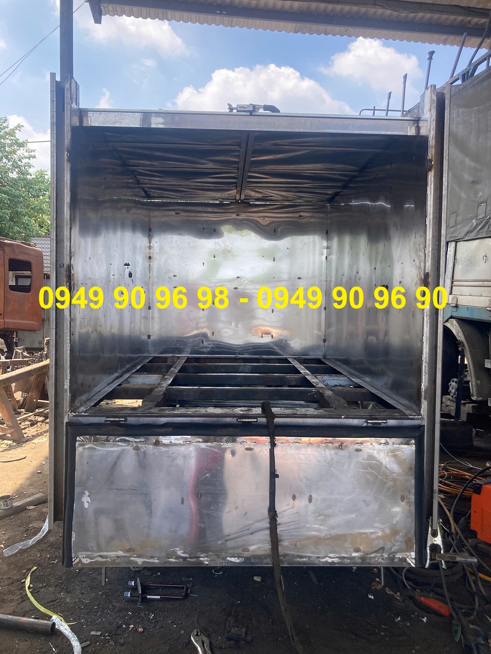 xe chở rác 500kg, xe chở rác giá rẻ, xe chở rác cũ, xe changan chở rác, xe chở rác changan 750kg, xe chở rác có bửng nâng, xe chở rác có bàn nâng, xe chở rác changan 750kg thùng inox 3 khối, xe chở rác dưới 200 triệu có máy lạnh, xe chở rác thanh lý chính chủ, xe chở rác 3 khối thùng inox giá rẻ, xe chở rác có bàn nâng bửng nâng giá rẻ, mua xe chở rác cũ chạy dịch vụ thu gom, xe chở rác nhỏ gọn chạy hẻm, xe thu gom rác dân sinh 750kg thùng 3 khối, xe chở rác 750kg tiết kiệm nhiên liệu, xe chở rác cũ bảo hành 12 tháng, so sánh xe chở rác changan và thaco towner 750kg, so sánh xe chở rác changan và suzuki 750kg, xe chở rác changan giá bằng bao nhiêu, xe chở rác towner 750kg giá bao nhiêu, xe chở rác suzuki pro 750kg giá bao nhiêu