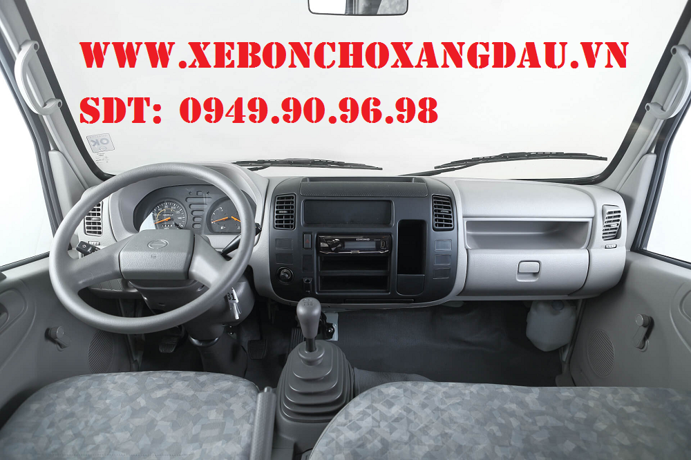 Về tổng thể, Xe có kích thước nhỏ gọn như HINO Dutro nhập khẩu Indonesia. Cabin Xe Hino series 300 đứng hiện đại, khỏe khắn cho tầm góc nhìn quan sát rộng tối đa. Ngoài ra, Xe ép rác 6 khối Hino Dutro còn được trang bị bộ đôi 2 kính chiếu hậu lồi lớn, lùi, qua cua sẽ không còn là nổi lo cho tài xế nữa.  Hình 1: Hình dáng tổng thể xe chở rác Hino 6 khối -Nội thất: tuy kích thước tổng thể nhỏ gọn nhưng nội thất Xe Hino 6 khối chở rác lại vô cùng rộng rãi, Cabin ghế nỉ 3 người ngồi. Vô lăng gật gù – ghế ngã giúp tài xế điều chỉnh góc lái phù hợp với thể trạng cơ thể và nghỉ ngơi thoải mái. Khoang chứa đồ Xe ép rác Hino 6 khối dung tích lớn , trang bị Radio USB tiêu chuẩn theo xe. Hệ thống loa âm thanh chất lượng cao vô cùng sắc nét.  Hình 2: Nội thất xe ép rác – chở rác Hino 300  -Động cơ – Gầm: Động cơ HINO Diesel Commomrail 4 Lít (Turbo intercooler) tăng áp, Xe Hino ép rác 6 khối cho công suất cực đại 104.1 Kw/ 2500v/ph (142 mã lực). Mức tiêu hao nhiên liệu siêu tiết kiệm đúng 10 lít/ 100km, đây là mức tiêu hao nhiên liệu này của xe ép rác 8,4 khối Faw máy Hyundai 6 tấn.  Hình 3: Khung gầm động cơ Xe ép rác Hino dutro 6 khối. Khung gầm Xe Hino chở rác 6 khối được gia cường 2 lớp đồng thời trang bị nhiều thanh có định ngang đỡ sắt – xi không bị vặn khi chở hàng gấp đôi tải trọng cho phép chở. Khung có nhiều lỗ để giải nhiệt sắt-xi khi vận chuyển hàng hóa, tăng tuổi thọ  cao. -Hệ thống phanh: Xe chở rác 6 khối Hino Dutro trang bị hệ thống phanh khí kết hợp với trợ lực thủy lực hay còn gọi là trợ lực dầu có cường độ phanh lớn, an toàn tuyệt đối khi chở hàng quá tải hoặc phanh gấp. Xe Hino 6 khối còn được trang bị thêm cúp bô (phanh đỗ đèo) thêm tính năng tiện ích giúp xe vận hành mọi điều kiện địa hình mà không phải lo gì hết. Đặc biệt, Xe chở rác 6 khối Hino XZU342L có tính năng tự cân bằng lực phanh, đây là tính năng chỉ được trang bị trên xe đắt tiền -Hệ thống treo trên Xe Hino ép rác 6 khối sử dụng cũng như tất cả các loại xe tải khác tầm trung là treo phụ thuộc. Ưu điểm của hệ thống treo này trên Xe rác 6 khối Hino có khả năng tăng tính ổn định khi chuyên chở hàng hóa nặng. Dí trước của xe được trang bị tranh ổn định giảm chấn giảm xốc tốt nhất cho người lái cảm giác nhẹ nhàng khi vận hành xe. Nhíp sau bố trí nhiều nhíp có bán kính rộng, có cả nhíp phụ giúp chịu tải tốt nhất gấp đôi tải trọng xe vẫn không ảnh hưởng gì đến tuổi thọ xe, đồng thời bán kính nhíp rộng giúp ta vận hành ở chế độ không tải vẫn không bị dằn sốc. PHẦN THÙNG ÉP RÁC 6 KHỐI HINO XZU342L. -Thùng ép rác-chở rác 6 khối được đóng bằng thép Nippon Nhật Bản, thép này có khả năng chịu được khí hậu nhiệt đới gió mùa đặc trưng của nước ta tác động từ bên ngoài. Bên cạch đó thép còn có khả năng chống chịu ăn mòn do xăng dầu nhiên liệu vẫn có 1 lượng nhỏ Lưu huỳnh và cồn công nghiệp tác động vào bên trong thùng ép rác. ĐÁNH GIÁ CHẤT LƯỢNG XE RÁC HINO 6 KHỐI  DUTRO XZU342L-HD3 -Về phương diện thiết kế: 8 điểm – Trẻ trung, khỏe khoắn, mang lại cảm giác tốt nhất cho người lái và hành khách còn lại. -Tính tiện nghi sử dụng: 8,5 điểm khá đầy đủ tính năng giải trí, tính năng hỗ trợ người dùng -Tính an toàn: 9,5 điểm – đây là phần ăn điểm tuyệt đối của dòng xe Hino chở rác 6 khối. -Lợi ích kinh tế: 10 điểm – Gía thành đầu tư thấp, chỉ bằng 1/2 giá thành Xe ép rác Hino 9 khối, và Hyundai HD110S. Thu hồi vốn nhanh HỖ TRỢ VAY TRẢ GÓP XE HINO CHỞ RÁC 6 KHỐI. •	Mức hỗ trợ vay lên đến 75% giá xe ép rác – chở rác Hino XZU342L-6 khối. •	Thủ tục nhanh chóng, trả kết quả nhanh. •	Không cần thế chấp tài sản •	Lãi suất thấp vô cùng ưu đãi ® Liên hệ - Xe ép rác chử rác Hino Dutro 6 khối •	Điện thoại: 0949.90.96.98 – 0903.556.740 (Mr Chính) •	Địa chỉ: QL1A, xã Long Hiệp, huyện Bến Lức, tỉnh Long An •	Email: chinh.saigonchuyendung@gmail.com •	Website: www.xebonchoxangdau.vn   Trân trọng.   THÔNG SỐ KỸ THUẬT. Trọng lượng bản thân :	5255	kG Phân bố : - Cầu trước :	1685	kG - Cầu sau :	3570	kG Tải trọng cho phép chở :	2800	kG Số người cho phép chở :	3	người Trọng lượng toàn bộ :	8250	kG Kích thước xe : Dài x Rộng x Cao :	6300 x 1980 x 2670	mm Kích thước lòng thùng hàng:	2.170/2.160 x 1.700 x 1.500	 mm Khoảng cách trục :	3380	mm Vết bánh xe trước / sau :	1455/1480	mm Số trục :	2	 Công thức bánh xe :	4 x 2	 Loại nhiên liệu :	Diesel	 Động cơ : Nhãn hiệu động cơ:	N04C-VC Loại động cơ:	4 kỳ, 4 xi lanh thẳng hàng, tăng áp Thể tích :	4009       cm3 Công suất lớn nhất /tốc độ quay :	104.1 kW/ 2500 v/ph Lốp xe :	 Số lượng lốp trên trục I/II/III/IV:	02/04/---/---/--- Lốp trước / sau:	7.50 - 16 /7.50 - 16 Hệ thống phanh :	 Phanh trước /Dẫn động :	Tang trống /Thuỷ lực, trợ lực chân không Phanh sau /Dẫn động :	Tang trống /Thuỷ lực, trợ lực chân không Phanh tay /Dẫn động :	Tác động lên hệ thống truyền lực /Cơ khí Hệ thống lái :	 Kiểu hệ thống lái /Dẫn động :	Trục vít - ê cu bi /Cơ khí có trợ lực thuỷ lực Ghi chú:	- Hệ thống thủy lực dẫn động cơ cấu cuốn, ép, xả rác và nâng hạ cơ cấu nhận rác