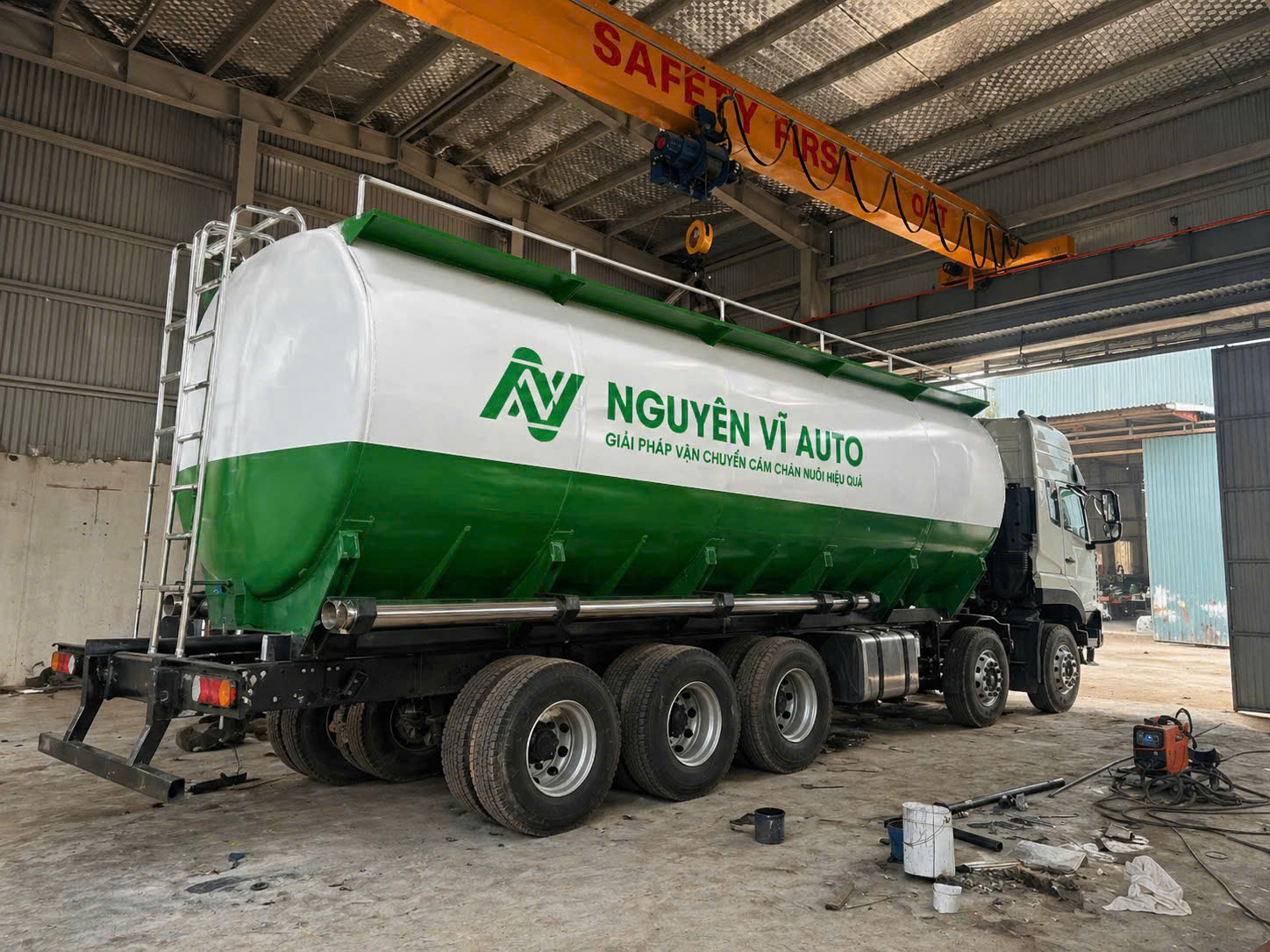 xe bồn chở cám 5 chân, giá xe bồn chở cám 5 chân, xe chở cám 5 chân Dongfeng, xe bồn chở cám Dongfeng 5 chân 2026, xe bồn chở cám 5 chân 34 khối, xe bồn chở cám 5 chân trục vít, xe chở cám 5 chân 22.5 tấn, xe bồn chở thức ăn chăn nuôi 5 chân , xe bồn chở cám dung tích lớn 5 chân, xe bồn chở cám công nghiệp 5 chân, xe bồn chở cám Dongfeng và Chenglong, xe bồn chở cám 5 chân loại nào tốt, nên mua xe bồn chở cám 5 chân nào, so sánh xe bồn chở cám 5 chân, chi phí đầu tư xe bồn chở cám 5 chân, xe bồn chở cám 5 chân giá rẻ, giá xe bồn chở cám Dongfeng 5 chân, mua xe bồn chở cám 5 chân trả góp, đóng bồn chở cám 5 chân tại Nguyên Vĩ Auto, hoán cải xe bồn chở cám 5 chân trọn gói