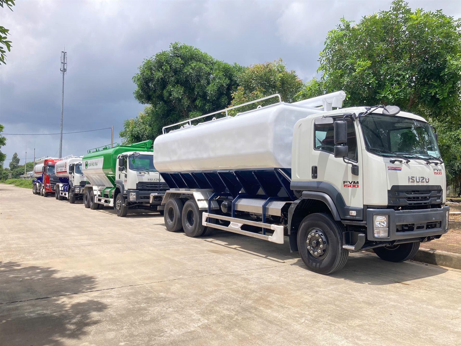 xe bồn chở cám, xe bồn chở cám thức ăn chăn nuôi, xe chở cám, xe bồn cám, xe bồn chở thức ăn chăn nuôi, xe bồn chở cám dạng thổi, xe bồn chở cám khí nén, xe bồn chở cám trục vít, xe chở cám dạng thổi, xe vận chuyển thức ăn chăn nuôi, cấu tạo xe bồn chở cám, nguyên lý hoạt động xe bồn chở cám, hệ thống khí nén xe bồn chở cám, máy nén khí xe bồn chở cám, PTO xe bồn chở cám, bồn chở cám thức ăn chăn nuôi, bồn chở cám dạng thổi, bồn cám khí nén, xe bồn chở cám inox, xe bồn chở cám thép, xe bồn chở cám nhôm, đóng xe bồn chở cám, cải tạo xe bồn chở cám, sản xuất xe bồn chở cám, thiết kế xe bồn chở cám, báo giá xe bồn chở cám, giá xe bồn chở cám, xe bồn HOWO chở cám, xe HOWO MAX chở cám, xe bồn Chenglong chở cám, xe Chenglong H5 chở cám, xe Chenglong H7 chở cám, xe bồn JAC chở cám, xe JAC N900 chở cám, xe bồn UD chở cám, xe UD Quester chở cám, xe bồn Isuzu chở cám, xe Isuzu chở cám dạng thổi, xe bồn Hino chở cám, xe Hino chở cám, sơ mi rơ moóc bồn chở cám, sơ mi rơ moóc chở cám dạng thổi, bồn chở cám công suất lớn, xe bồn vận chuyển cám viên, xe bồn vận chuyển cám bột, đơn vị đóng xe bồn chở cám uy tín, xe bồn chở cám Nguyên Vĩ Auto, nhà máy đóng xe bồn chở cám, xe bồn chở cám chất lượng cao, xe bồn chở cám giá tốt
